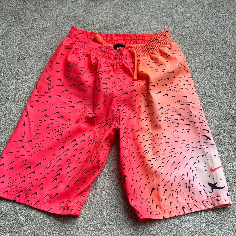 Nike boys size Large 12-13 YRS swim trunks. EUC.